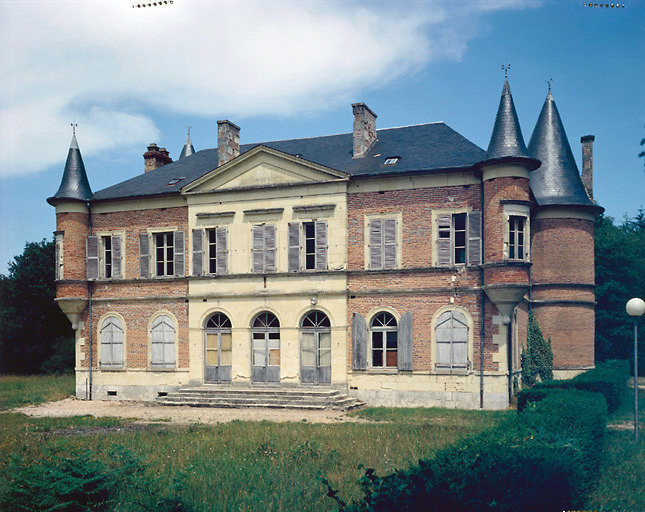Ancien château, façade antérieure prise de l'ouest
