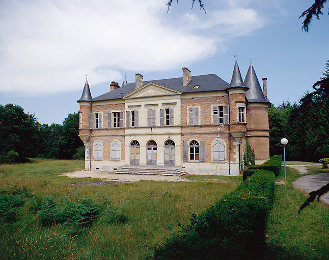 Ancien château, façade antérieure prise de l'ouest