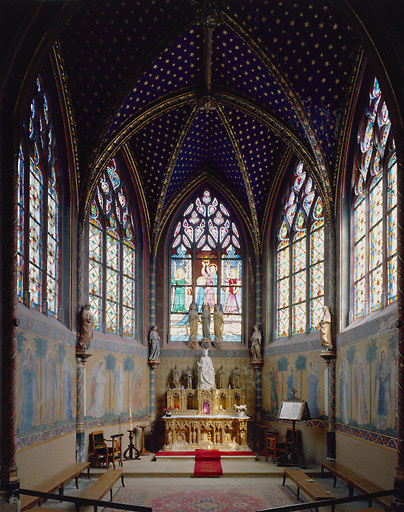 Décor de la chapelle de la Vierge (5 verrières, autel, gradin d'autel, tabernacle, retable, 10 statues, peinture murale)