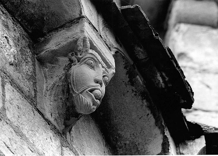 Chapelle rayonnante nord : tête d'animal fabuleux.