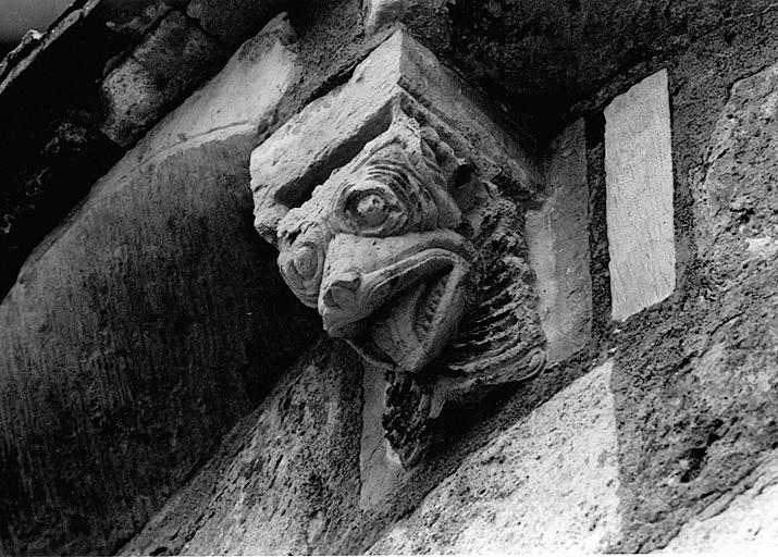 Chapelle rayonnante nord : tête d'animal fabuleux.