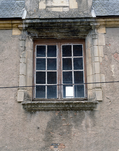 Passage d'entrée-Fenêtre sur rue, à l'étage