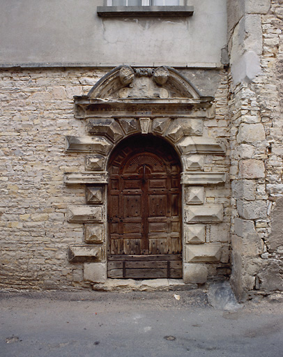 Porte d'entrée.