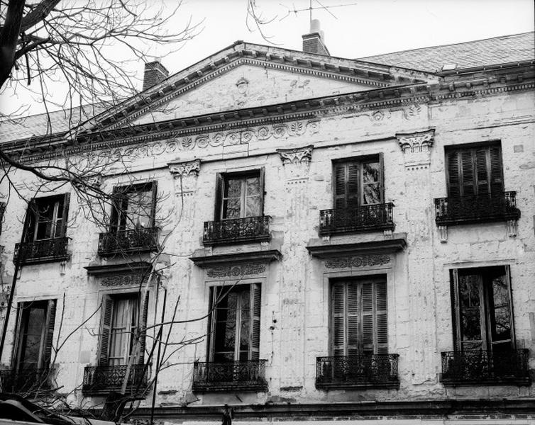 Etat avant restauration, façade antérieure sur cour, détail : pilastres cannelés composites.