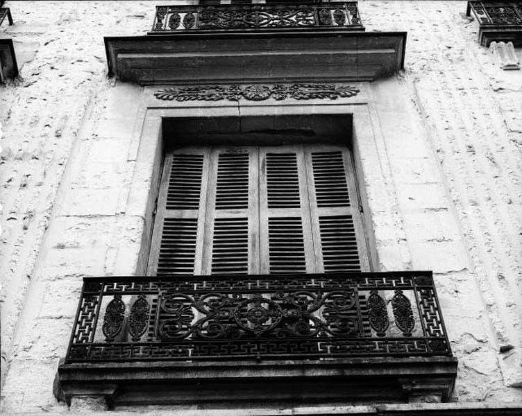Etat avant restauration, aile droite, détail, baie avec balcon.