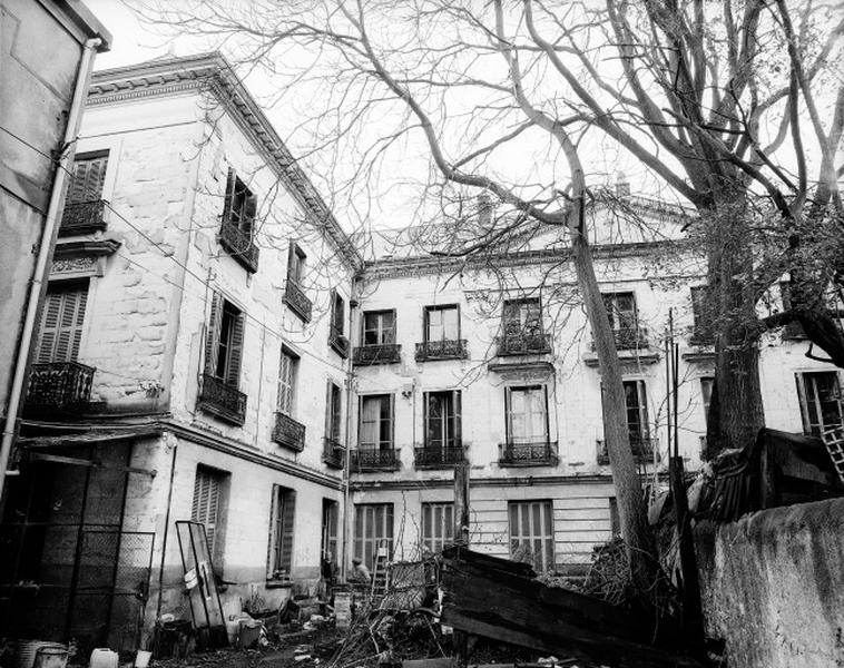 Etat avant restauration, façade antérieure sur cour, vue partielle.