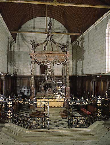 Ensemble du mobilier du choeur (autel, tabernacle, baldaquin, lambris de demi-revêtement, stalles)