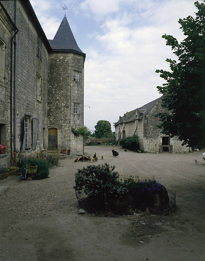 Vue de la tourelle et de la cour.