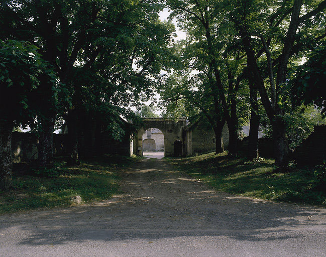 Vue sur le porche d'entrée.