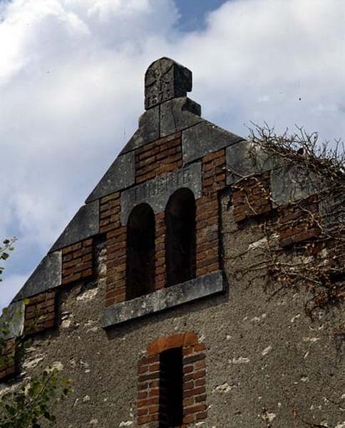 Bâtiment ouest des communs, vue axiale du bâtiment.