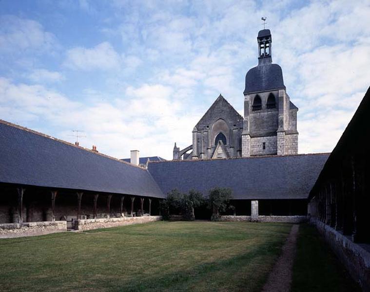 Vue générale des galeries nord, est et sud, prise du sud-ouest.