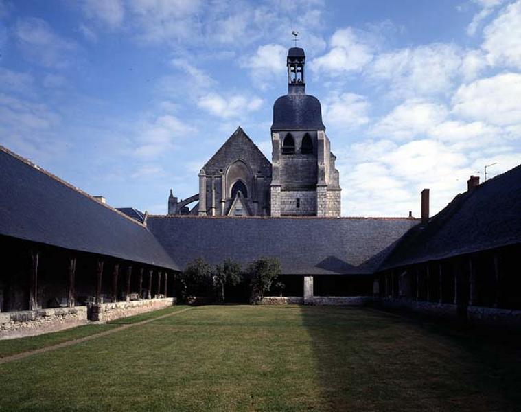 Vue de la façade occidentale et du clocher, prise depuis le cimetière.