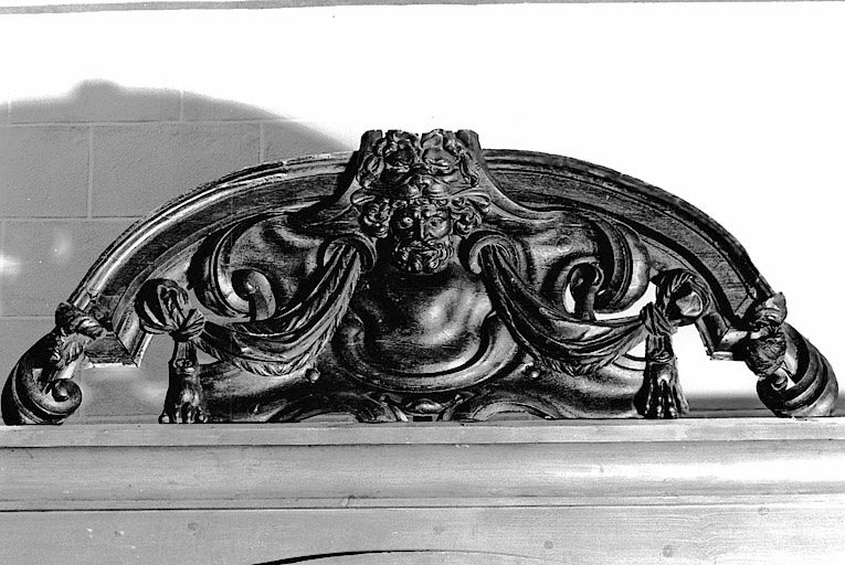 Tambour de porte d'entrée : partie supérieure, détail boiseries.