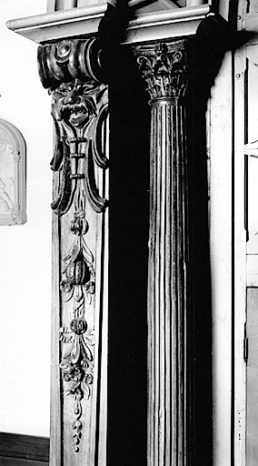 Tambour de porte d'entrée : colonne et pilastre, partie supérieure, côté gauche, détail.