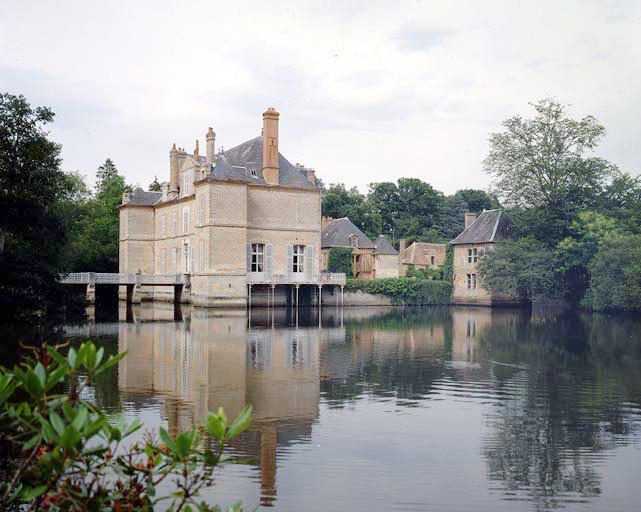 Vue de volume prise de l'ouest.