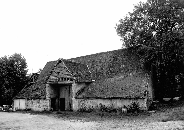 Vue générale de la grange du XVIIIe siècle.