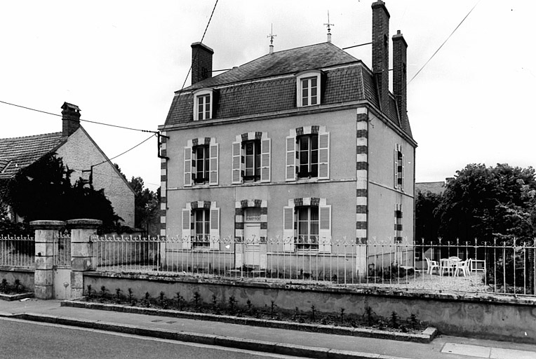 Vue générale de la mairie de Montbouy.