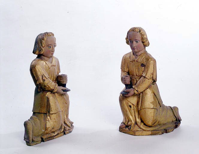 2 sculptures (pendants) : anges pore flambeaux.