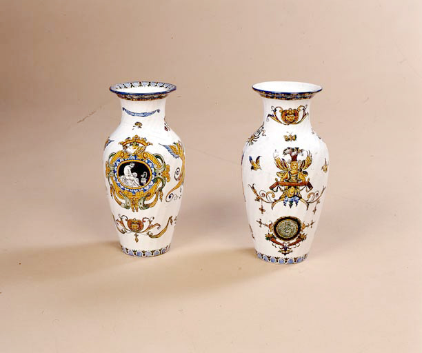 Vases à fleurs (2) (potiche cannelée) (n° 2).