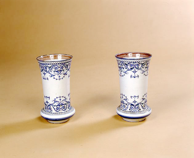 2 vases à fleurs (vases cornets à boule).