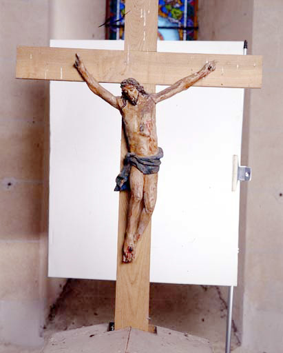 Statue : Christ en croix.