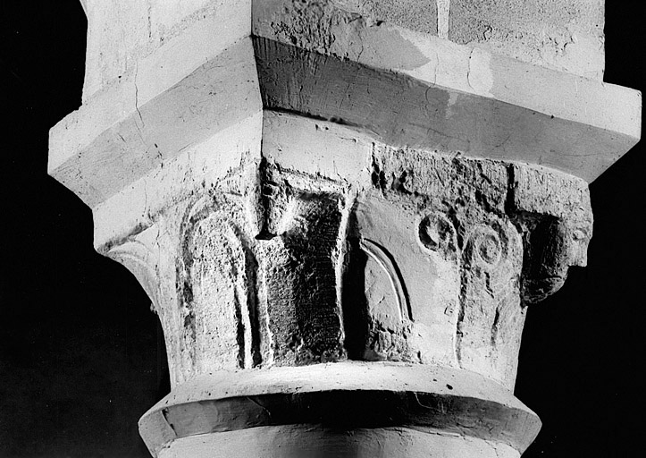 Vue générale d'un chapiteau à représentation humaine et protomés d'animaux.