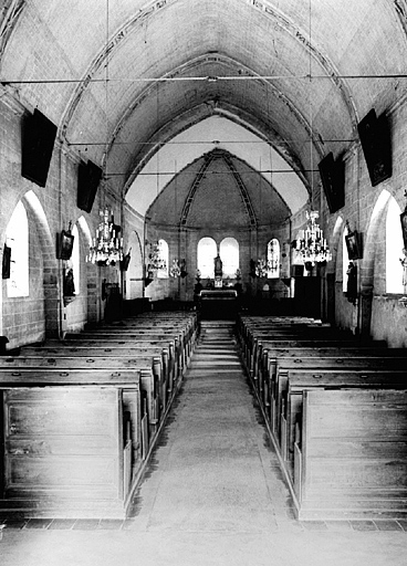 Vue générale de la nef vers le choeur.