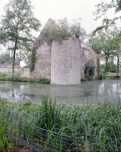 Vue générale de l'angle sud-est de l'enceinte et du corps de bâtiment qui lui est adossé.