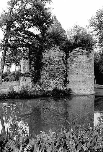 Vue générale de la tour est de l'enceinte et des vestiges du corps de bâtiment anciennement adossé à la courtine.