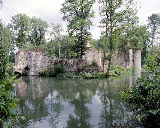 Vue générale de l'angle sud-ouest de l'enceinte ; au centre, la base d'une tour d'angle, et à gauche, l'ouvrage d'entrée.