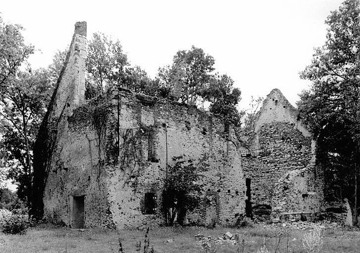 Vue générale des vestiges du corps de bâtiment qui était adossé à la courtine, de l'ouest.