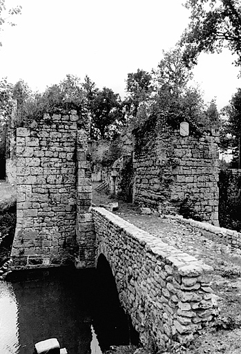 Vue générale de l'ouvrage d'entrée, du nord-ouest.