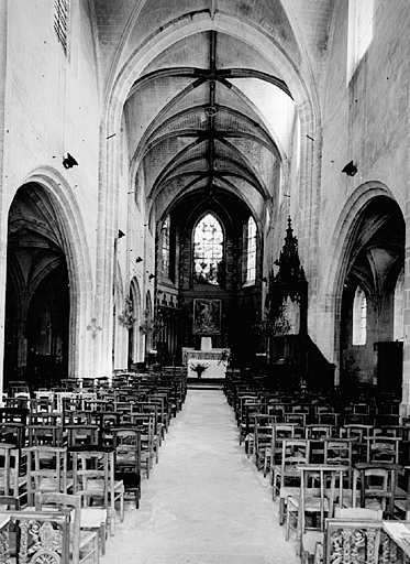 Vue générale de la nef vers le choeur.