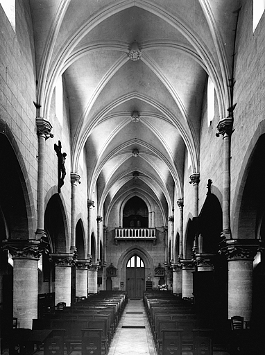 Vue générale intérieure de la nef, depuis le choeur.