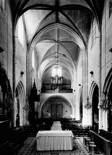 Vue générale de la nef vers l'entrée.