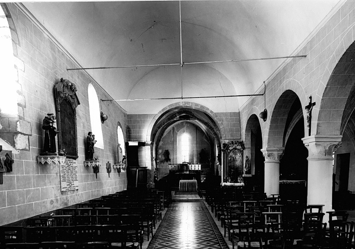 Vue générale intérieure de la nef vers le choeur.