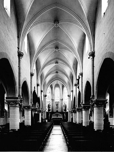 Vue générale intérieure de la nef, depuis l'entrée.