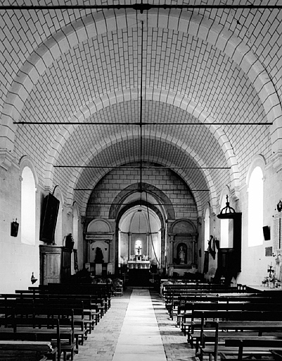 Vue générale intérieure de la nef, vers le choeur.