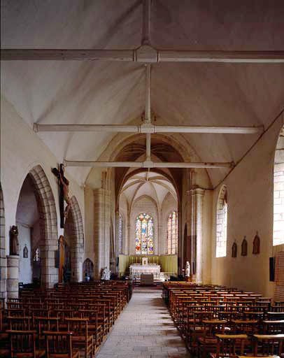 Vue générale intérieure de la nef vers le choeur.