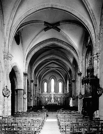 Vue générale intérieure de la nef vers le choeur.