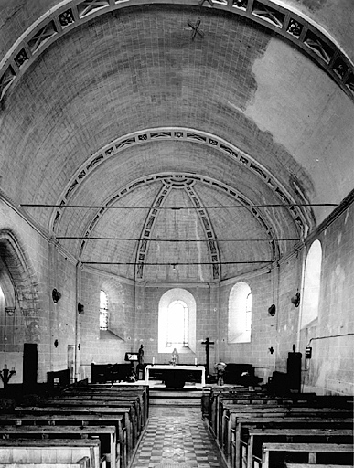 Vue générale intérieure de la nef vers le choeur.