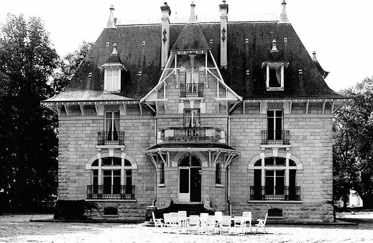 Vue générale de la façade postérieure de la villa neo-normande.