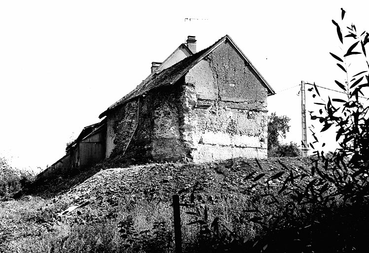 Vue générale des vestiges (arrachements) du château-fort de Saint-Maurice dit de l'Infernat.