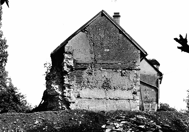 Vue générale des vestiges (arrachements) du château-fort de Saint-Maurice dit de l'Infernat.