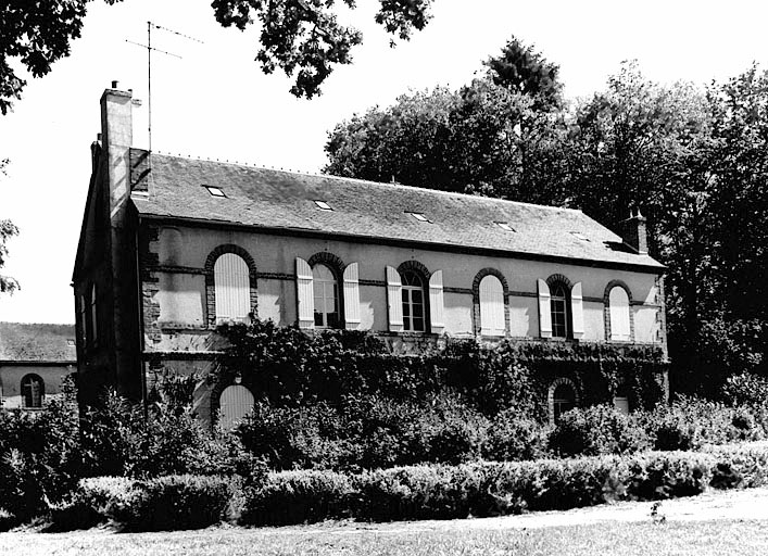 Vue générale d'un bâtiment des communs.