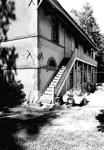 Vue de détail d'un bâtiment des communs.