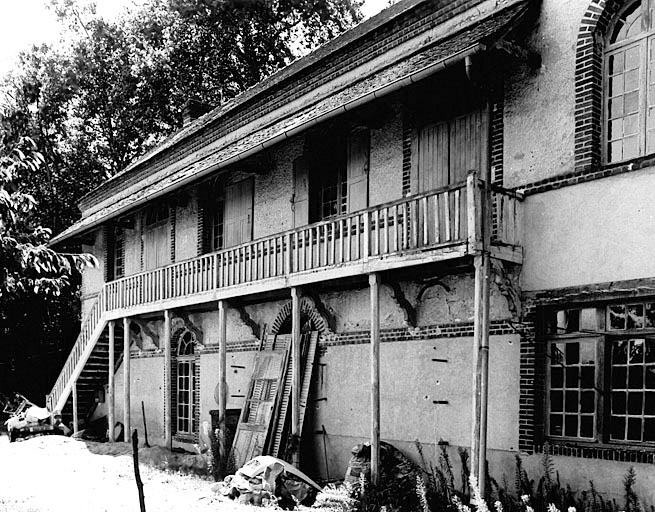 Vue de détail d'un bâtiment des communs.