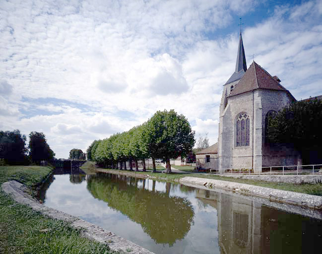 Vue d'ensemble du Canal en lisière du village de Montbouy.