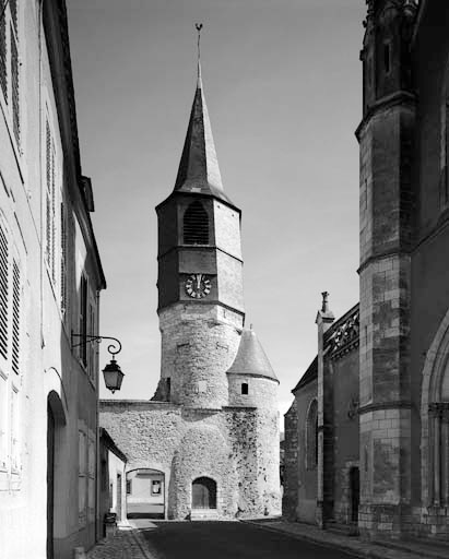 Vue générale de la courtine nord et de la tour supportant le clocher de l'église, du sud.