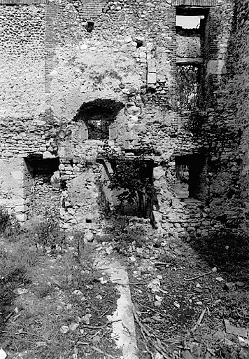 Vue de détail intérieure des baies du corps de bâtiment qui était adossé à la courtine.